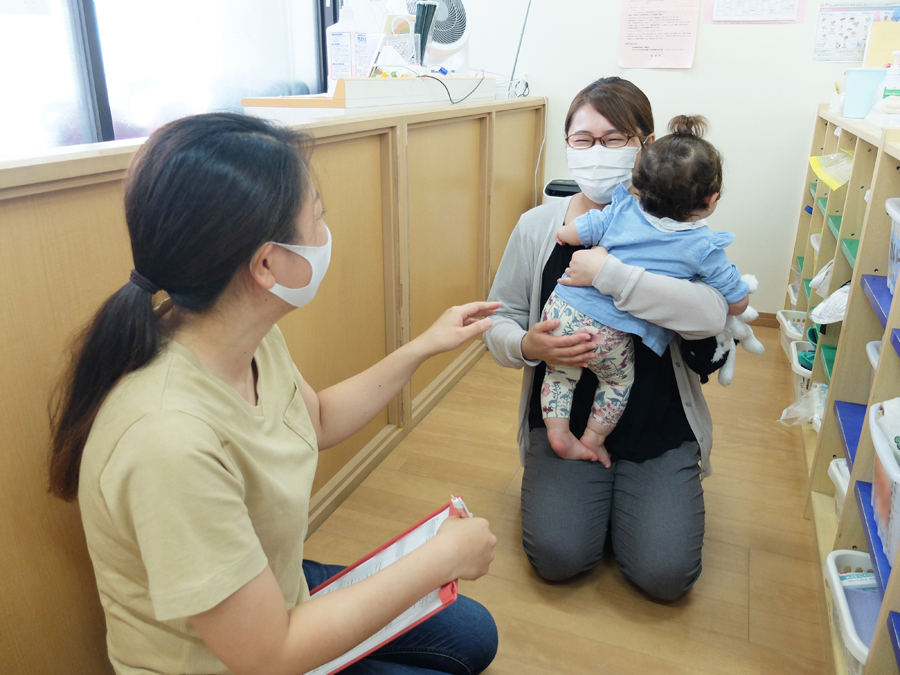 保育ソーシャルワーカーとご家族の様子